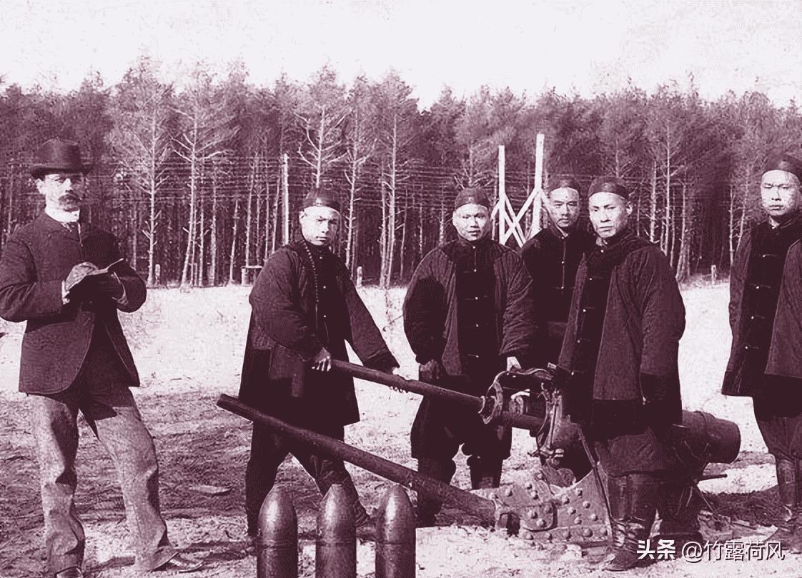 卑鄙龌龊老照片：*楼青**女子妖娆多姿，妇女露胸喂奶被孩子撕扯衣服