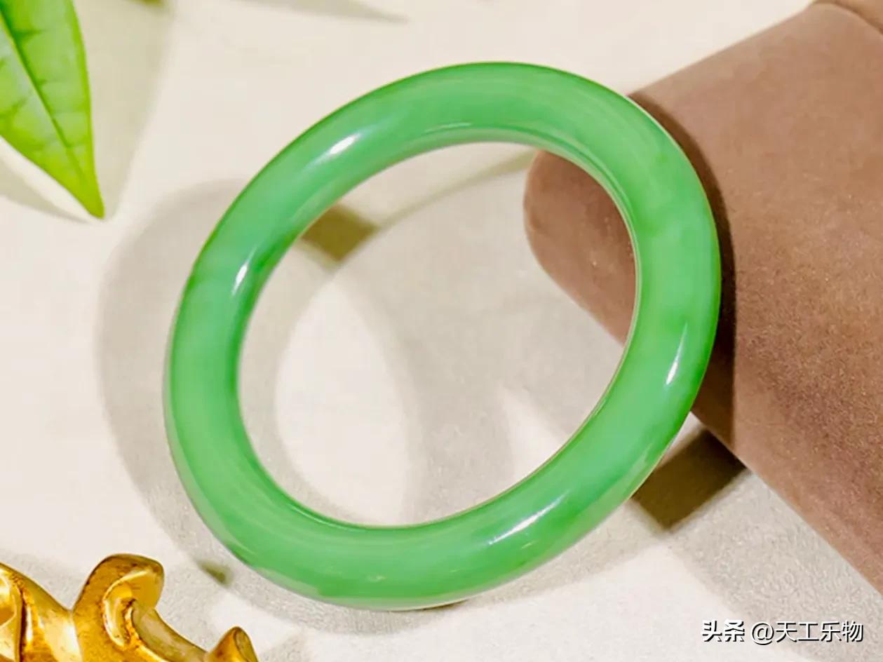 和田玉肉眼看有很多棉的手镯好吗,玉器店有玉手镯卖吗