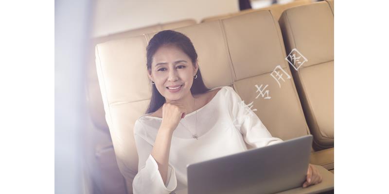 “姐，妈住院了，给5万”“你啥时候换妈了？我陪我妈逛街呢”