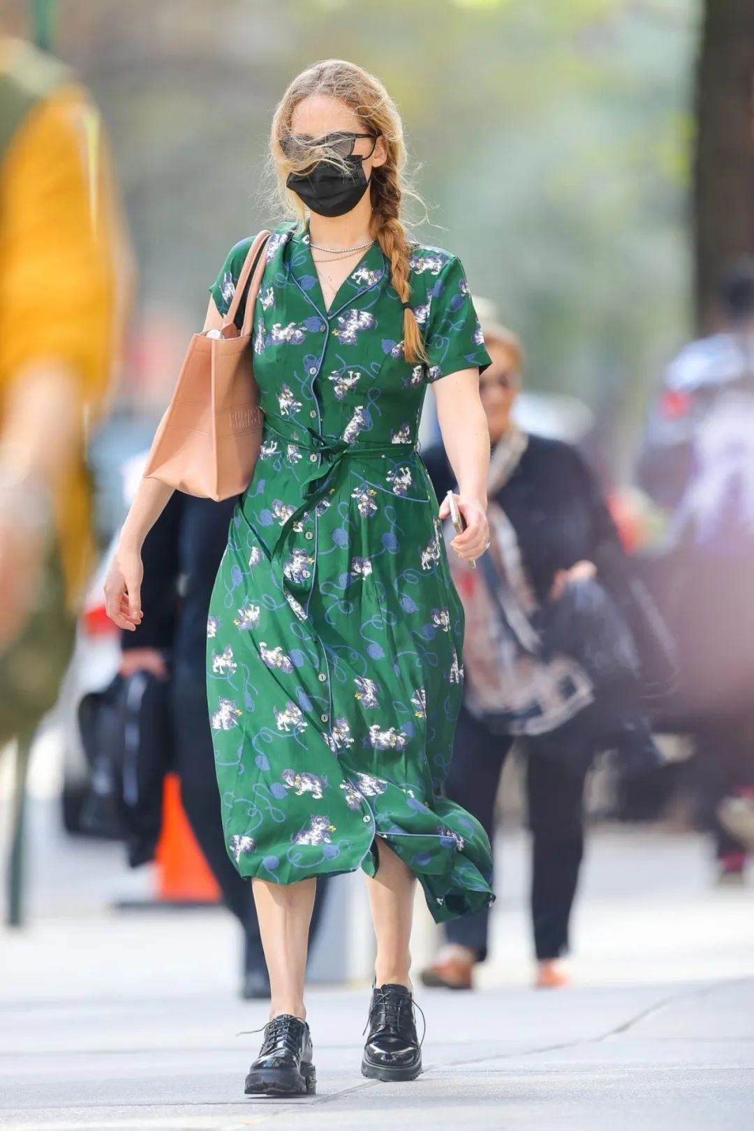 穿人字拖穿出女神范儿,穿人字拖的小姐姐