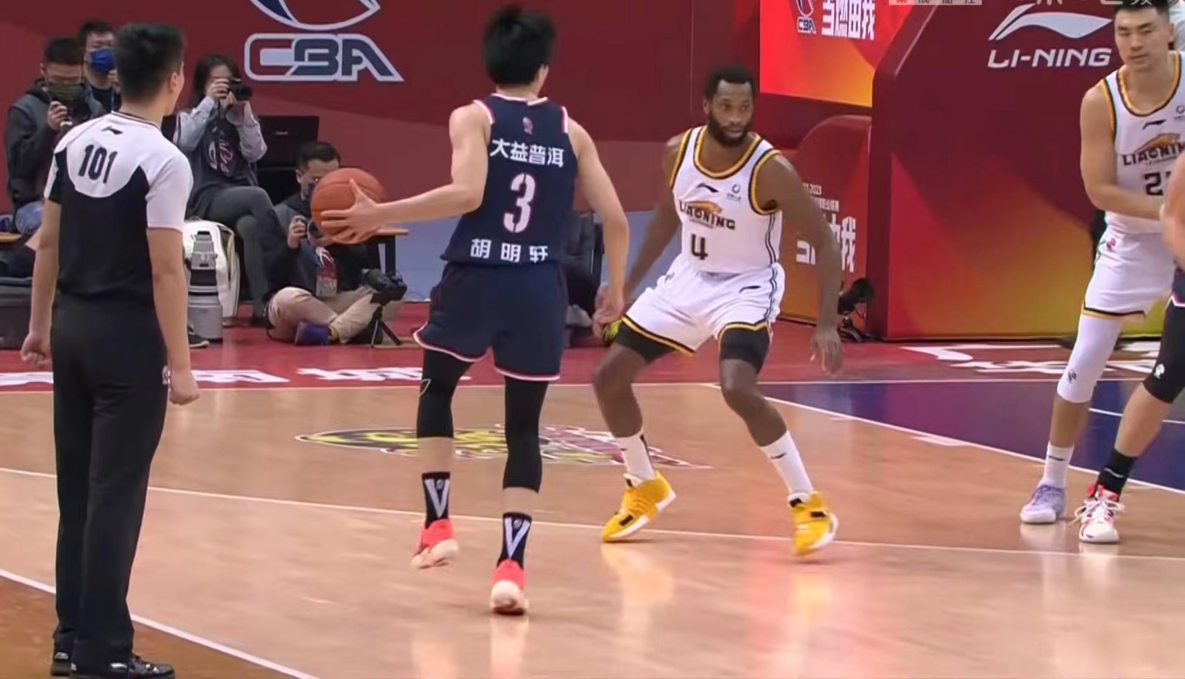 广东宏远胡明轩关键三分,宏远16分逆转江苏胡明轩