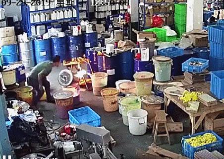 员工救火竟用嘴吹还用扇子扇,员工救火用嘴吹