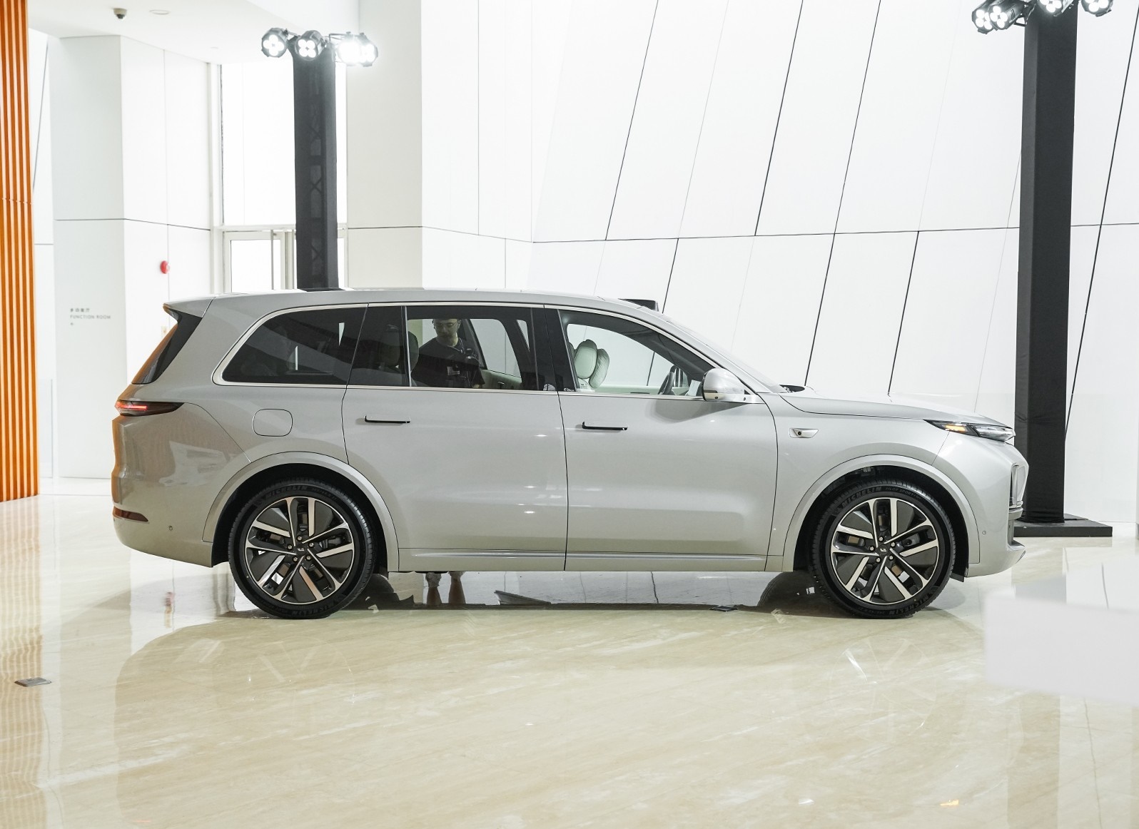 霸道销量最好的一款轿车,全新一代混动霸道