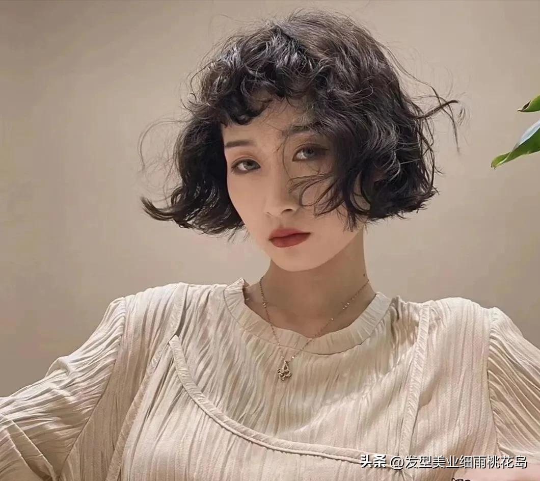 女士短发烫小姐姐,短发烫发型图片