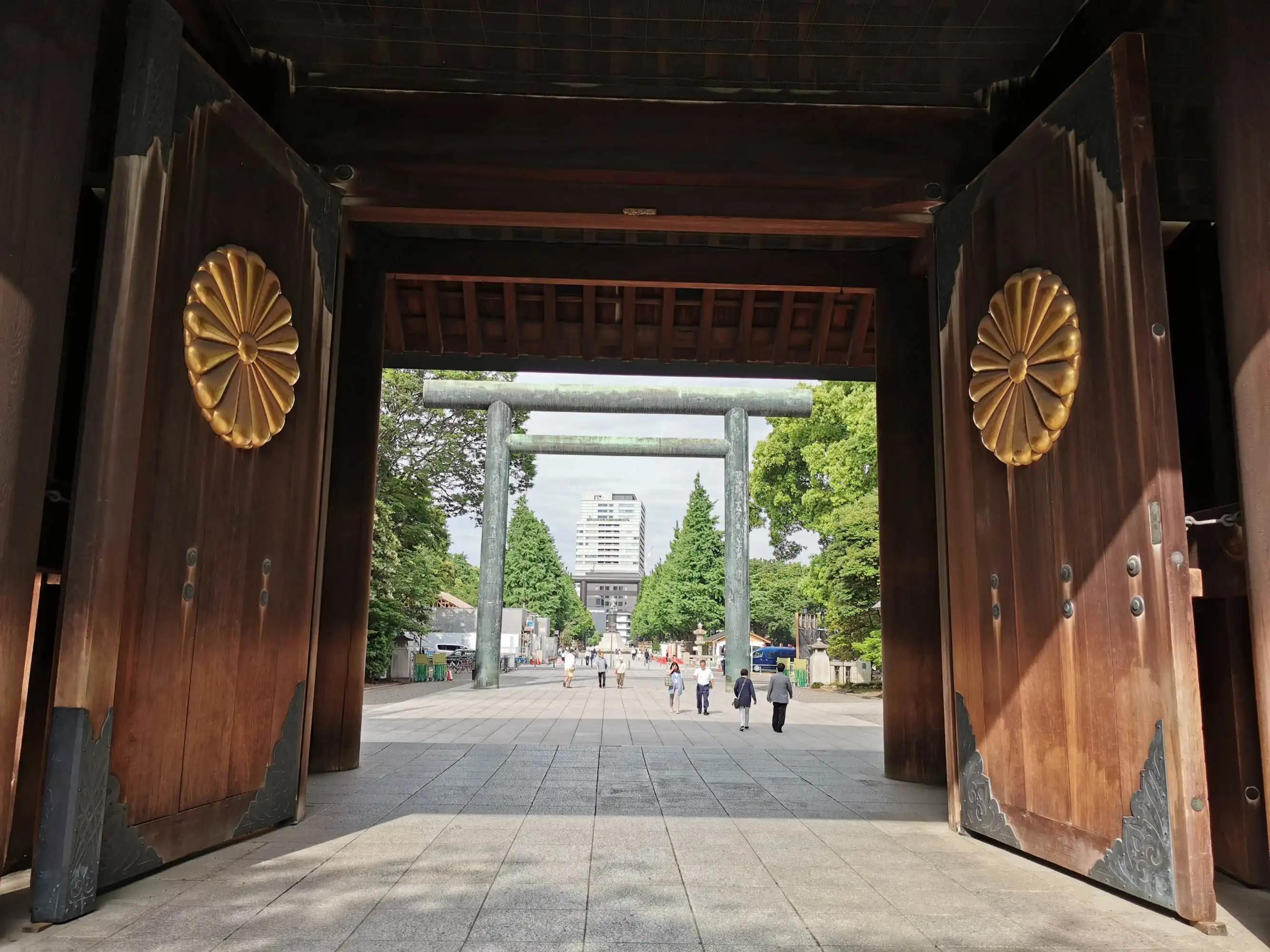 安倍遇刺身亡在场女保镖引热议,安倍被刺杀属于什么事件