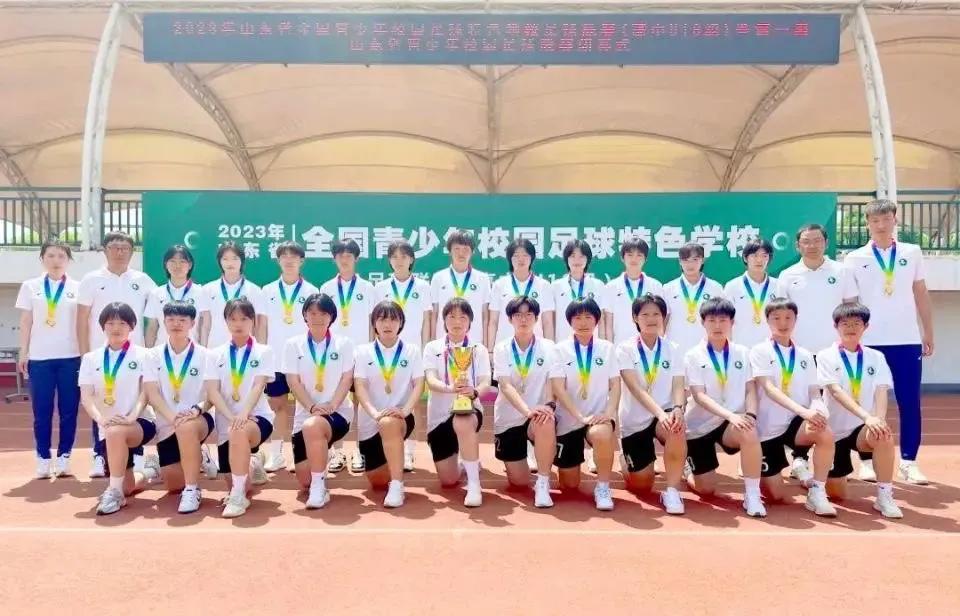 历城二中女足代表中国参赛,恭贺济南历城二中女足夺世界冠军