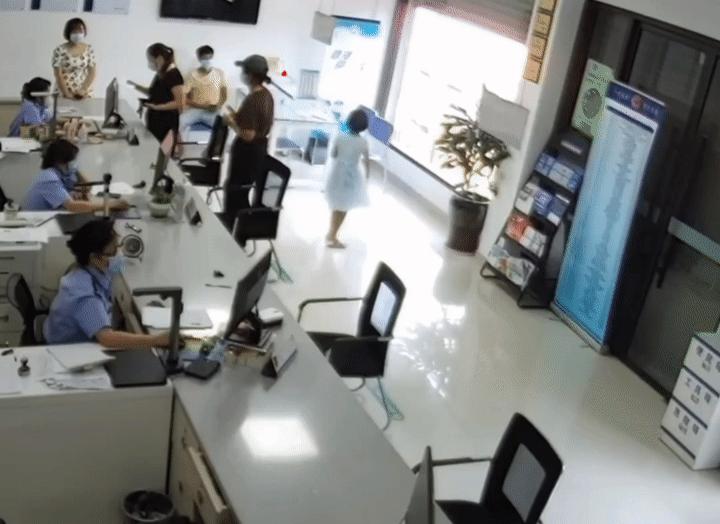 小伙在派出所值班室写下了这句话,在派出所无意当中说的话算数不