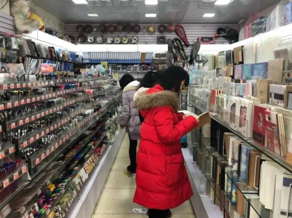 “莎莎文具店”彻底火了，11岁女生失去宝贵生命，老板娘已被调查