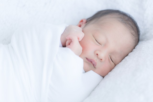 新生儿抱着睡放下就哭是什么原因,宝宝要抱睡一放下就哭解决办法