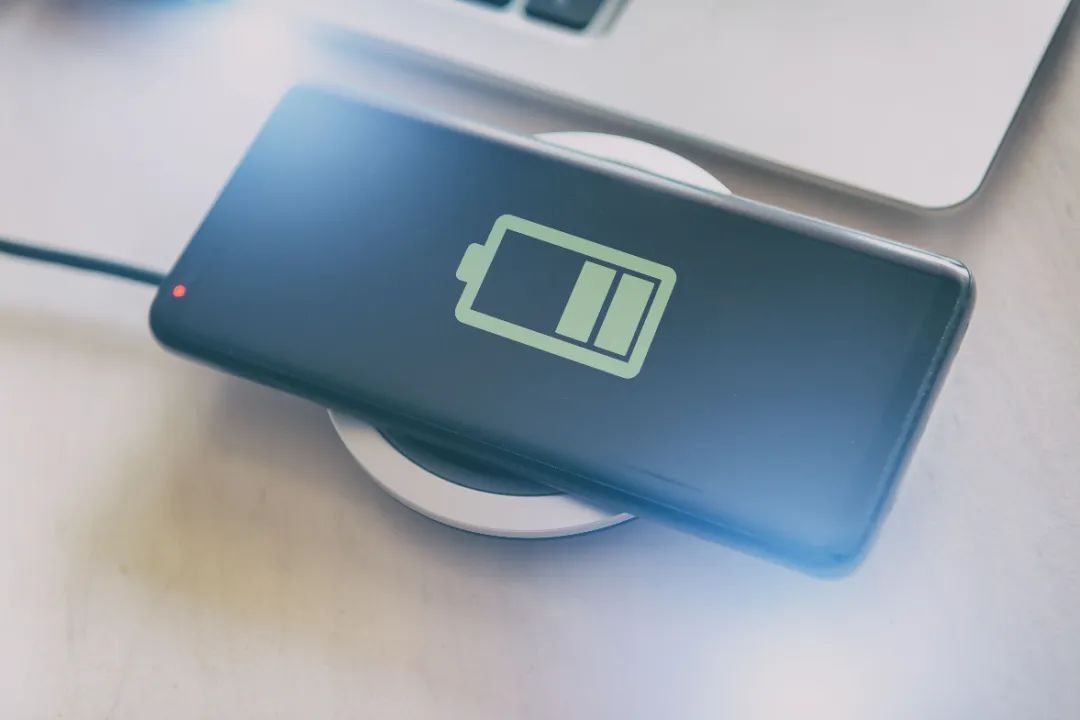 睡觉手机放床头辐射很强会致癌吗,手机放在枕边睡觉有辐射吗