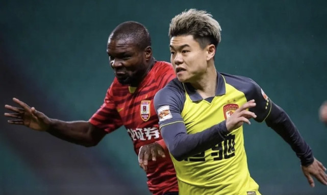 广州恒大对韦世豪视频,韦世豪为什么打广州恒大