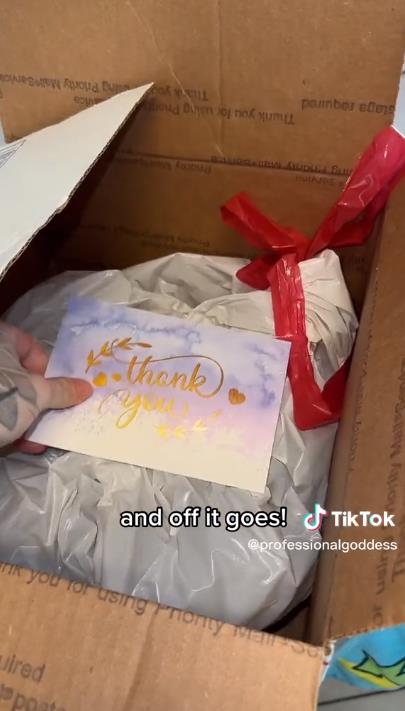 美国女子网售重口垃圾：灰尘脏水，指甲舌苔，真有人高价买？