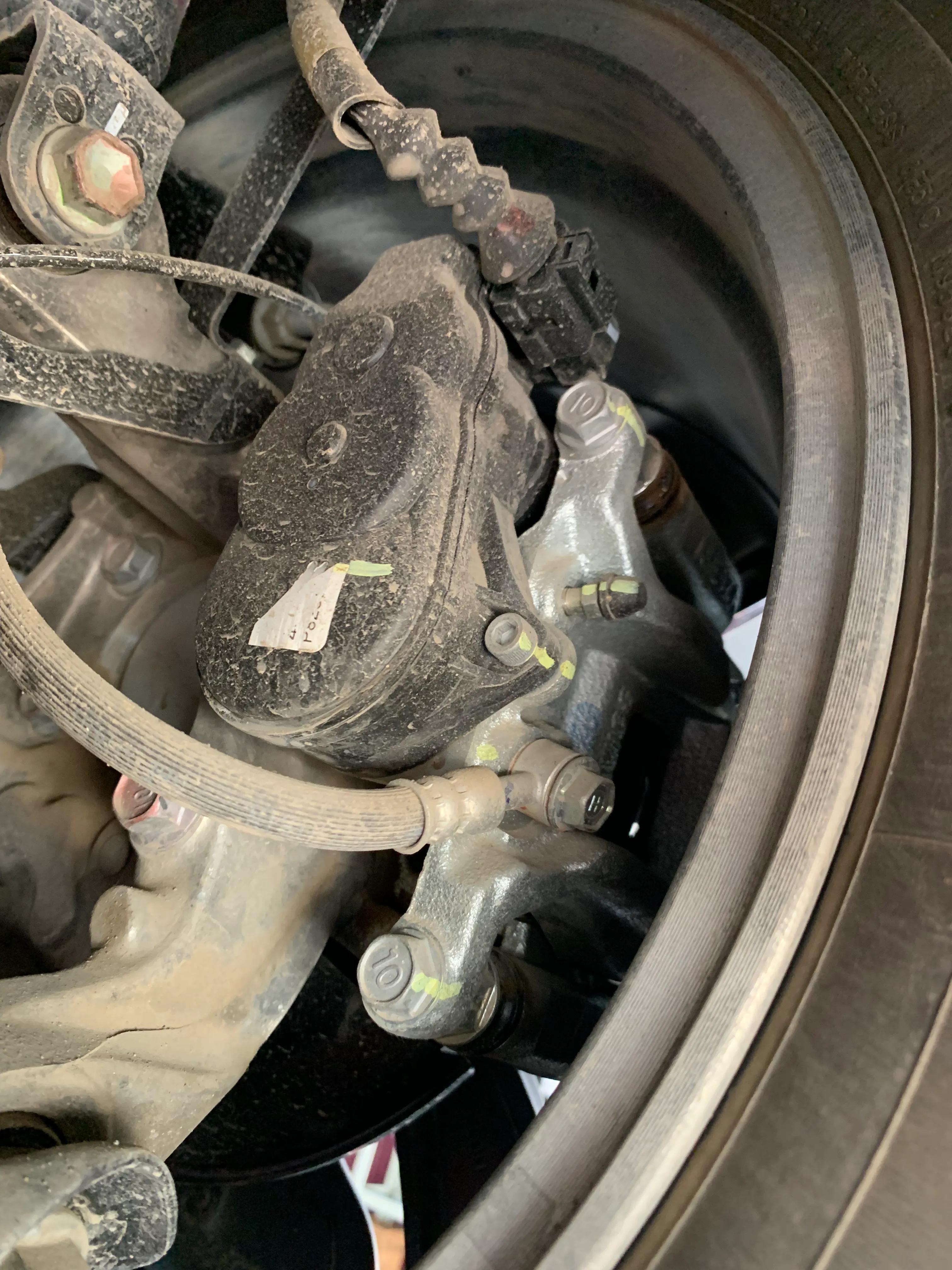 汽车行驶中刹车突然变硬怎么回事,刹车突然变软感觉刹不住