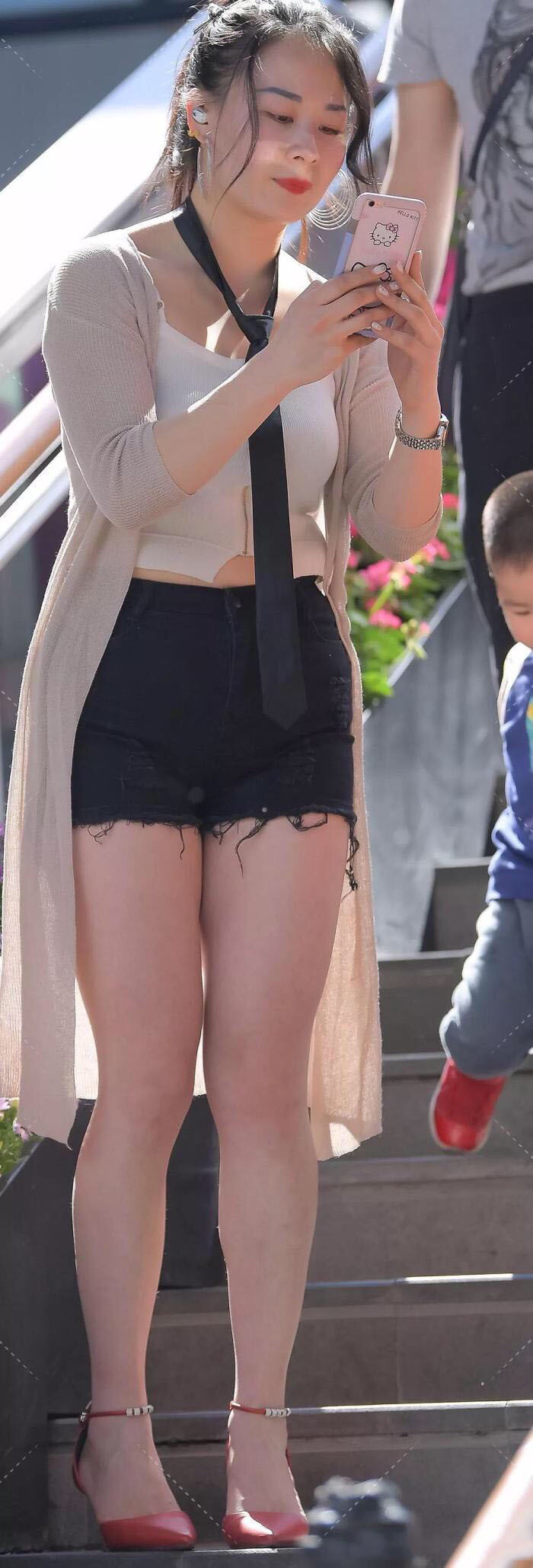 街拍短裤短裙齐上阵，颜值高气质好美女如云，身材丰满三围S曲线