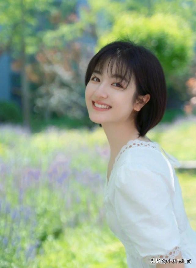 短发女2020流行发型露耳短发,今年流行的撩耳短发清爽又减龄