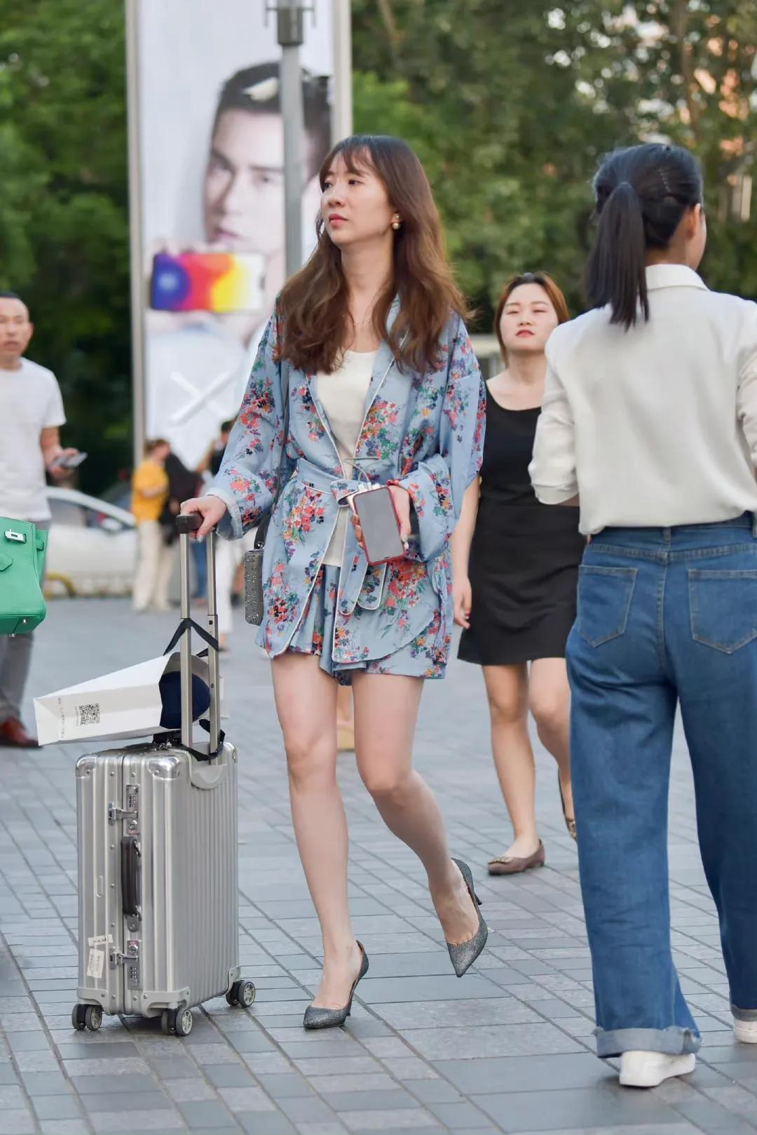 街拍黑色长裙搭配红色高跟鞋,银灰色礼服搭配什么颜色高跟鞋