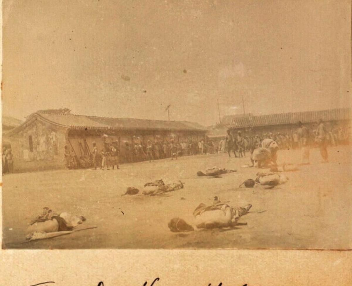 日军当着国军的面杀俘虏,日军侵华兽行