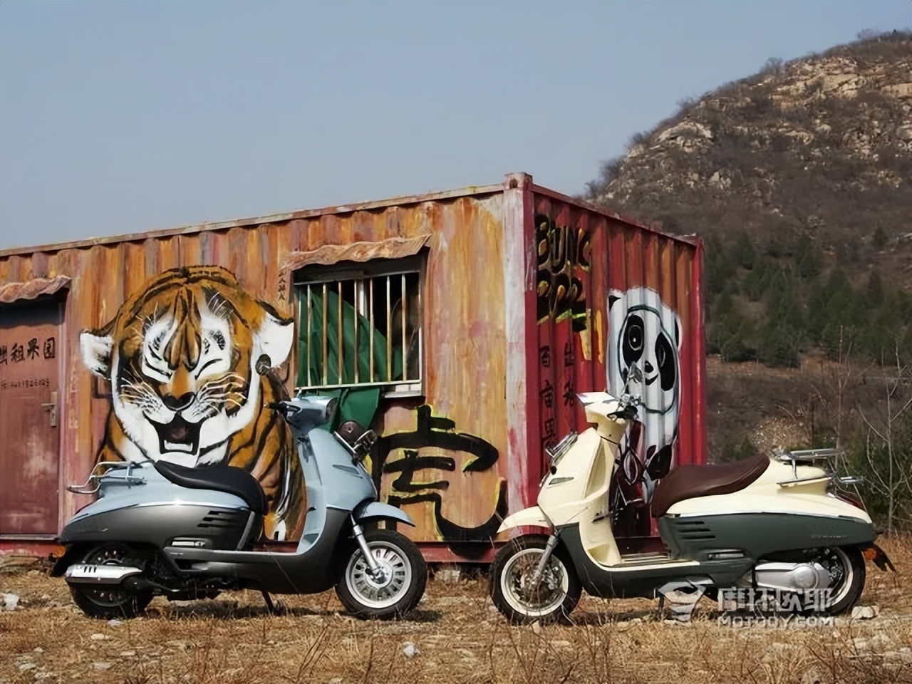 行驶的社交货币，摩圈老司机搭档女萌新试驾标致DJANGOTT