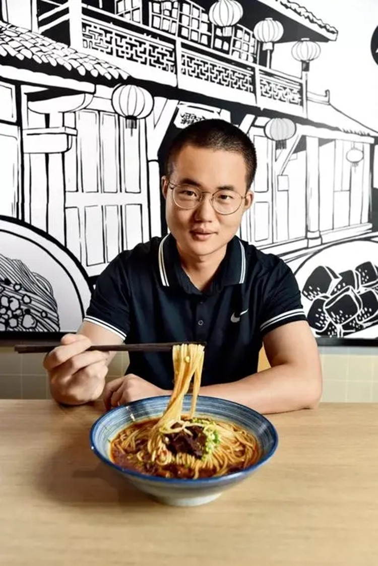 北大毕业生卖米粉怒怼董明珠,张天一北大毕业卖米粉