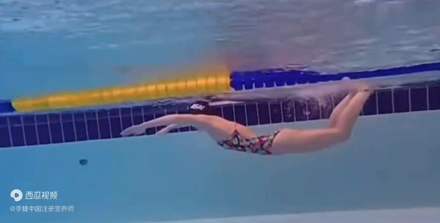 蝶泳腿的正确姿势慢动作,正确的蝶泳打腿方法