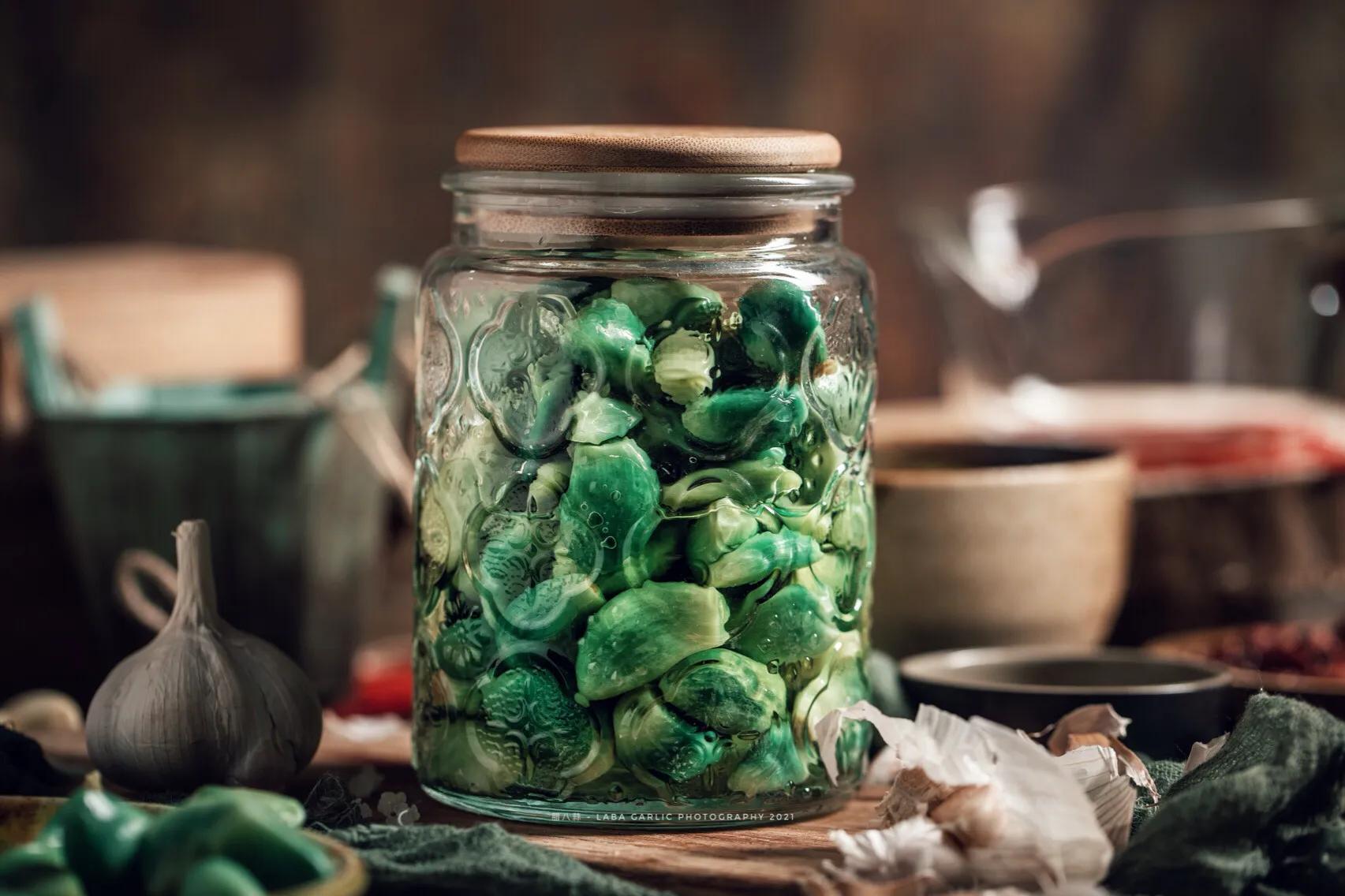 腊八蒜绿成翡翠一样还能吃吗？正宗做法步骤很简单，别再犯错了