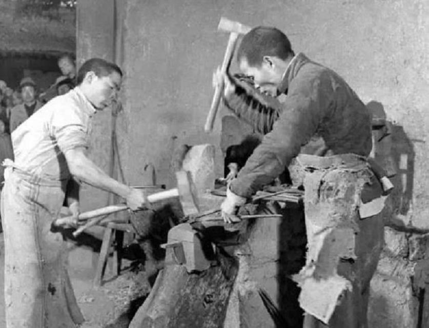 三个人结拜为兄弟，建国后：一人是铁匠，一人是农民，一人是主席