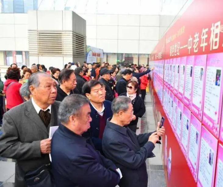 来儿子家养老,大妈想掌管小两口工资,儿子忍无可忍把她送回老家