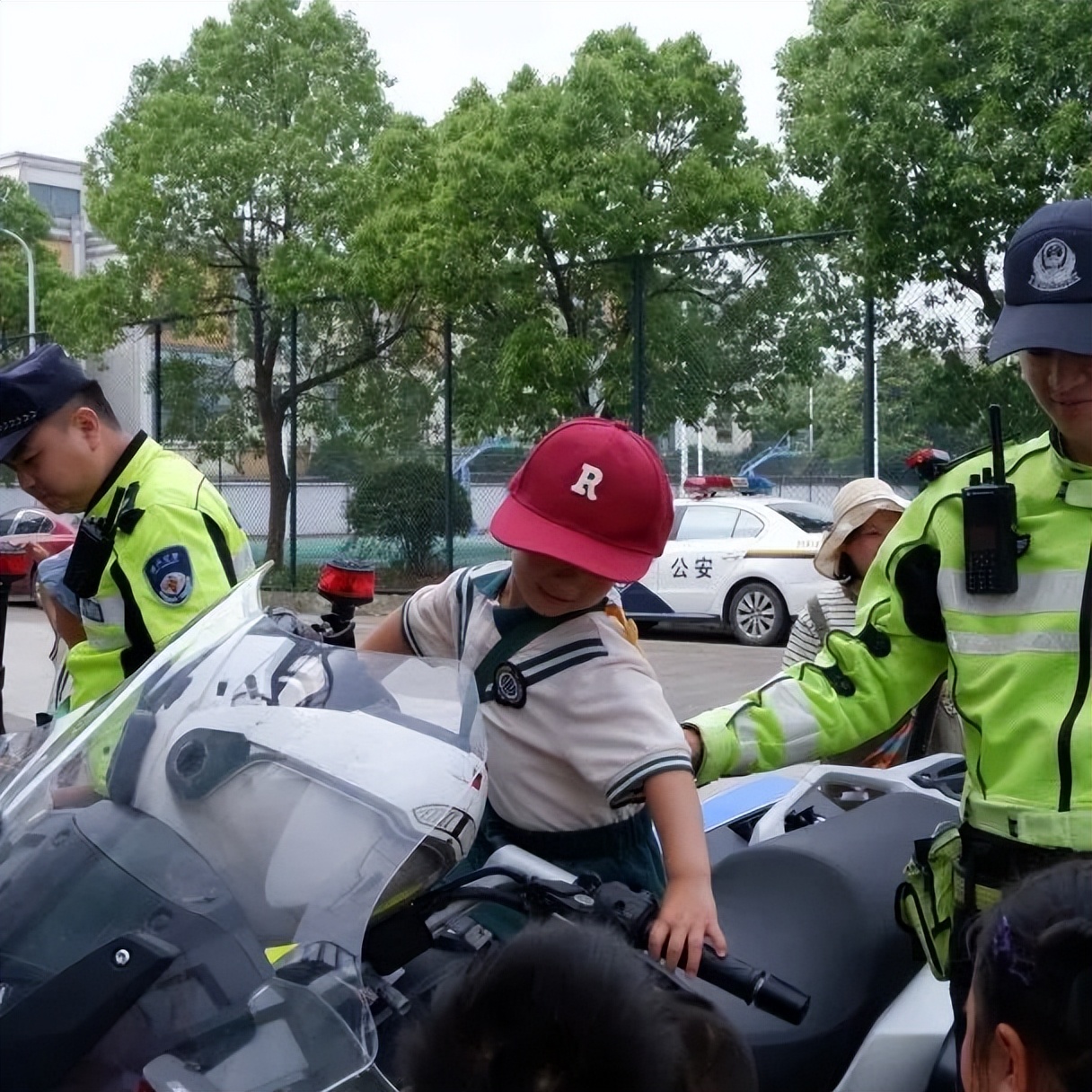 小萌娃应邀进警营警彩体验零距离,警彩少年平安校园