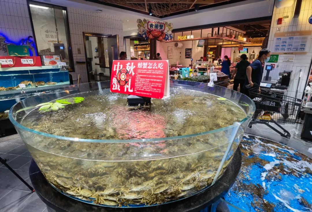 中秋节大闸蟹售卖卖场呈现,中秋节大闸蟹销售