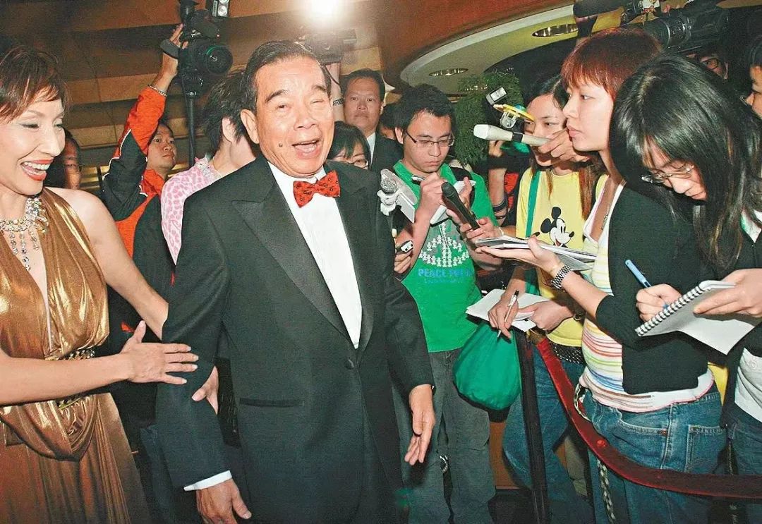 刚被基金收割完的年轻人,冲进了金店直播间