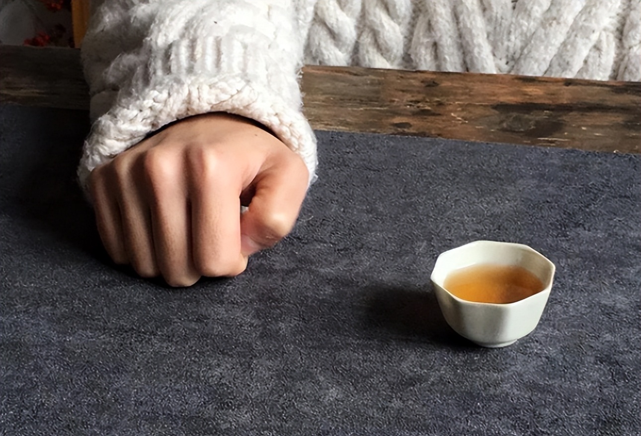 酒局手指敲桌子,酒桌上用手敲桌子