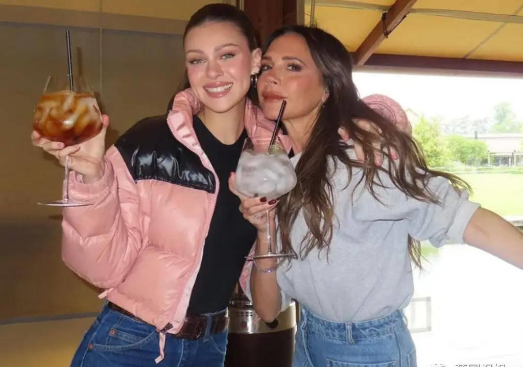 贝嫂狂晒48岁小贝半裸翘臀照，全球网友狂欢：谢嫂子带看男菩萨！