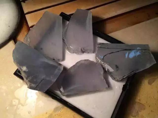 顶级玻璃种翡翠原石切割视频,顶级玻璃种全脱沙翡翠原石