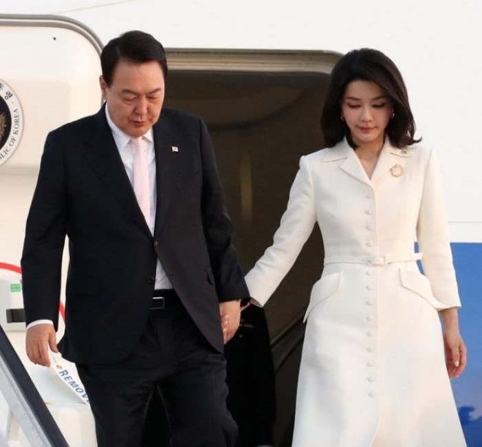 韩国第一夫人穿蓝西服,韩国第一夫人红宝石项链