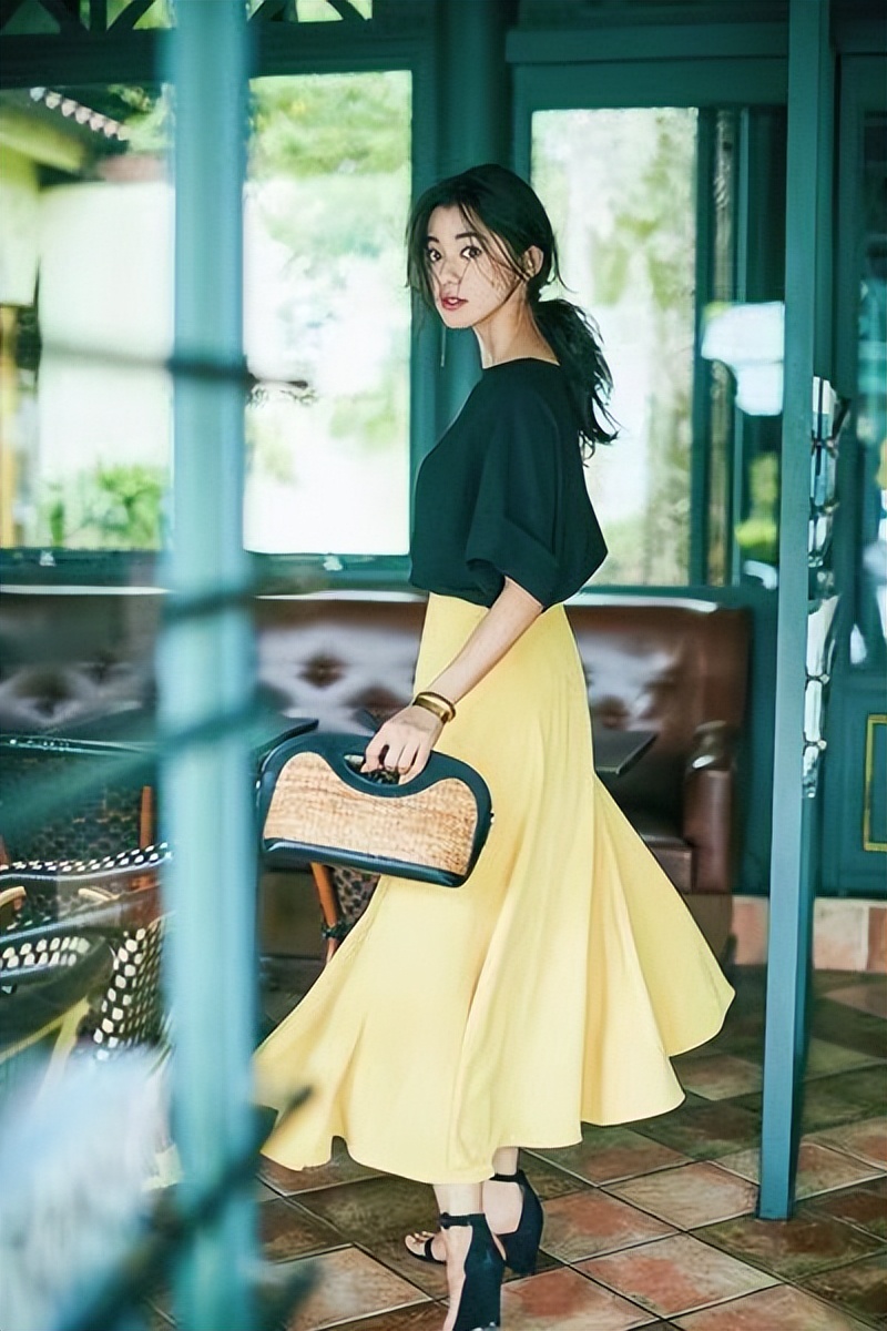 醋酸面料裙过膝,雪纺裙搭配长款针织裙