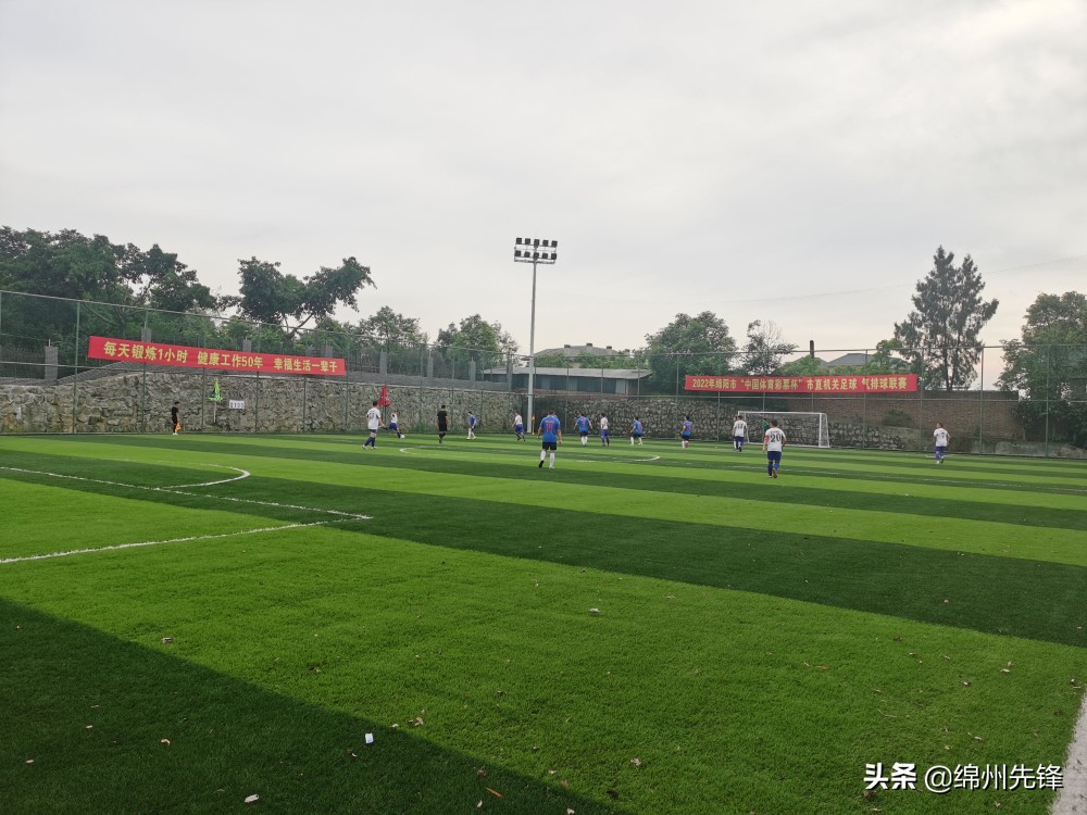 强身健体篮球训练,以球会友足球比赛