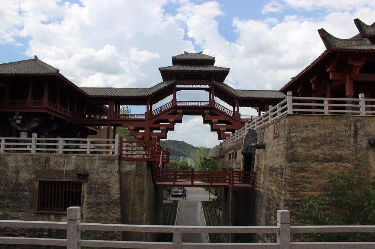 秦汉时期建筑的特点硬朗,先秦时期建筑特征及代表分析