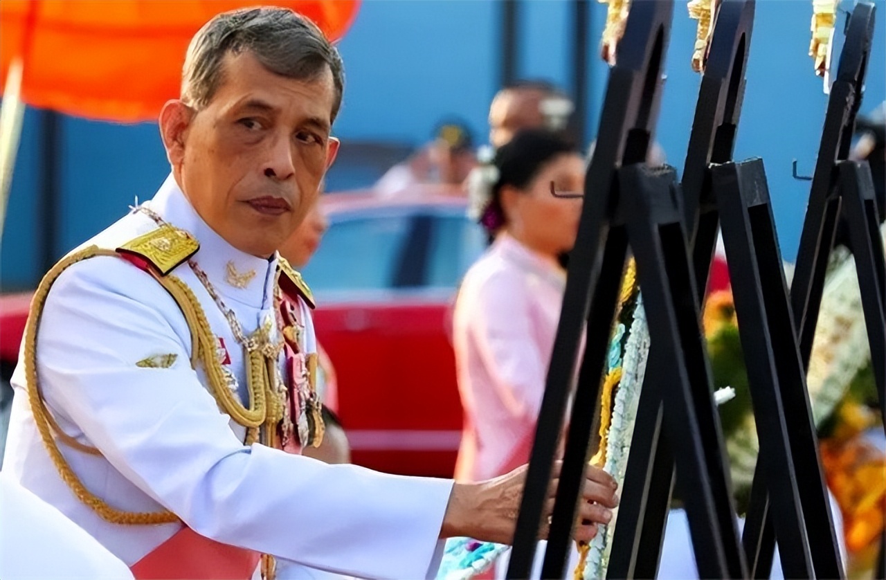 14年泰国宠妃丑闻曝光：被泰王逼穿丁字裤、跟狗同吃蛋糕跳脱衣舞