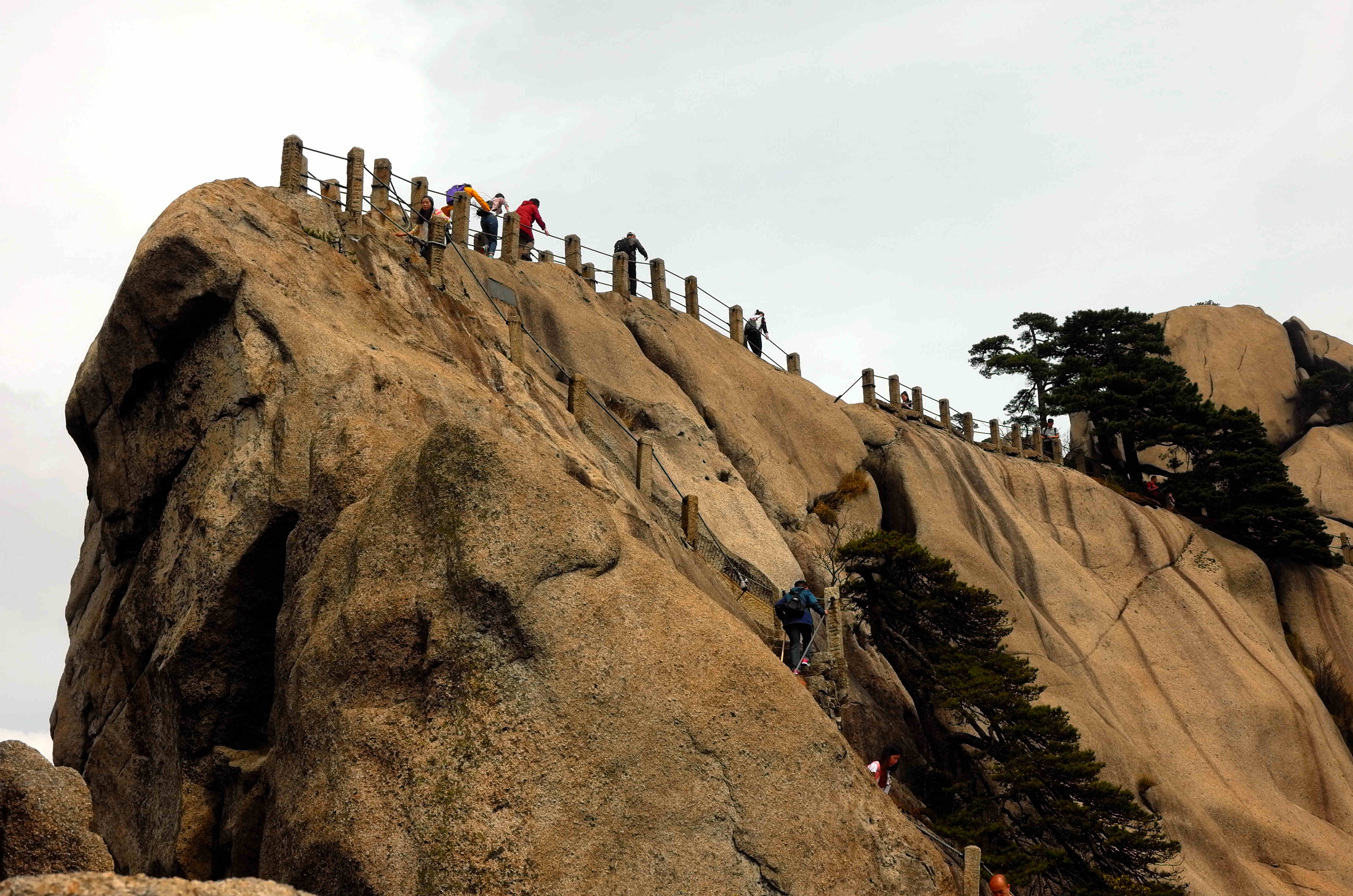 黄山天都峰会走鲫鱼背吗,黄山天都峰鲫鱼背第一视角
