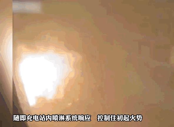 电动车自燃爆炸秒变空壳,电动车突然爆炸自燃路人迅速逃离