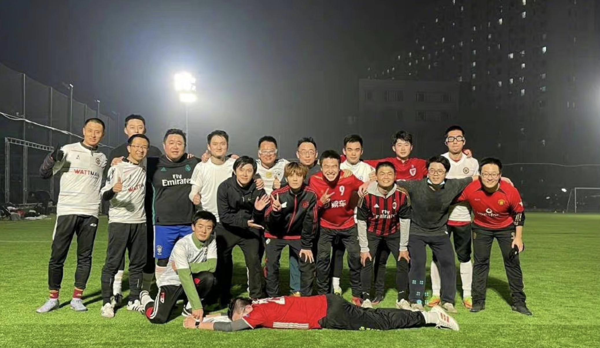 鹿晗疑似辟谣劈腿传闻，获女友关晓彤陪伴踢球，被赞模范情侣