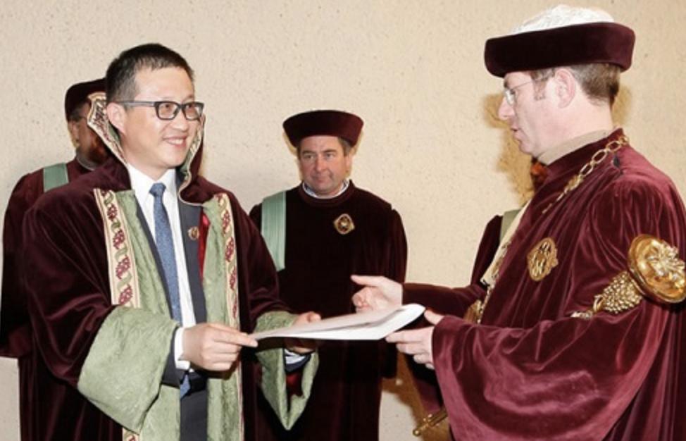 他是现实版“赘婿”，靠婆家成为珠宝大王，反手却举报了大舅子