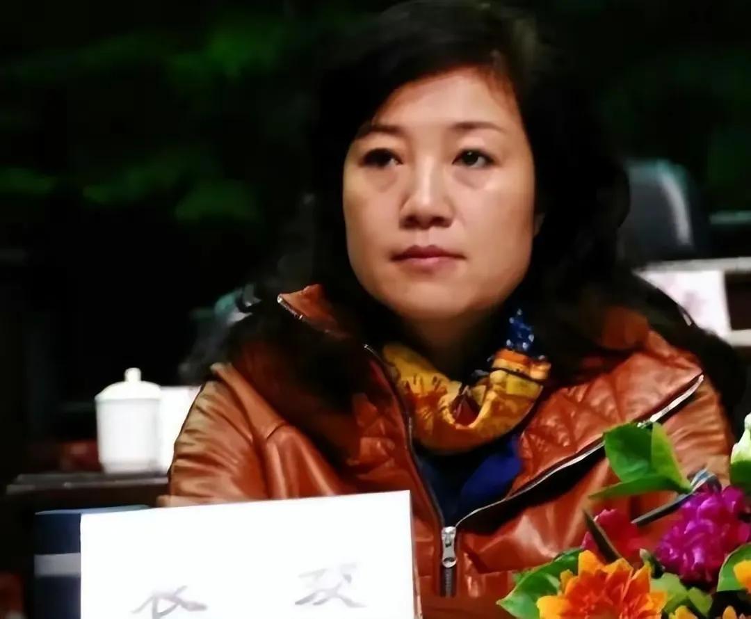 女贪官爱玩男下属,其行为真龌龊下贱。