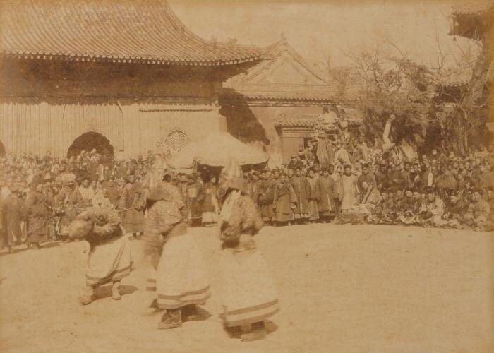 日军罪行照片：攻陷香港后兽性毕露，当场轮番侵犯新婚女明星