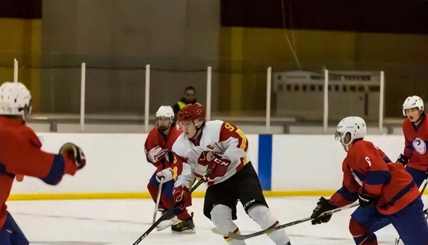 何诗蓓夺冠奏国歌,何诗蓓破世界纪录