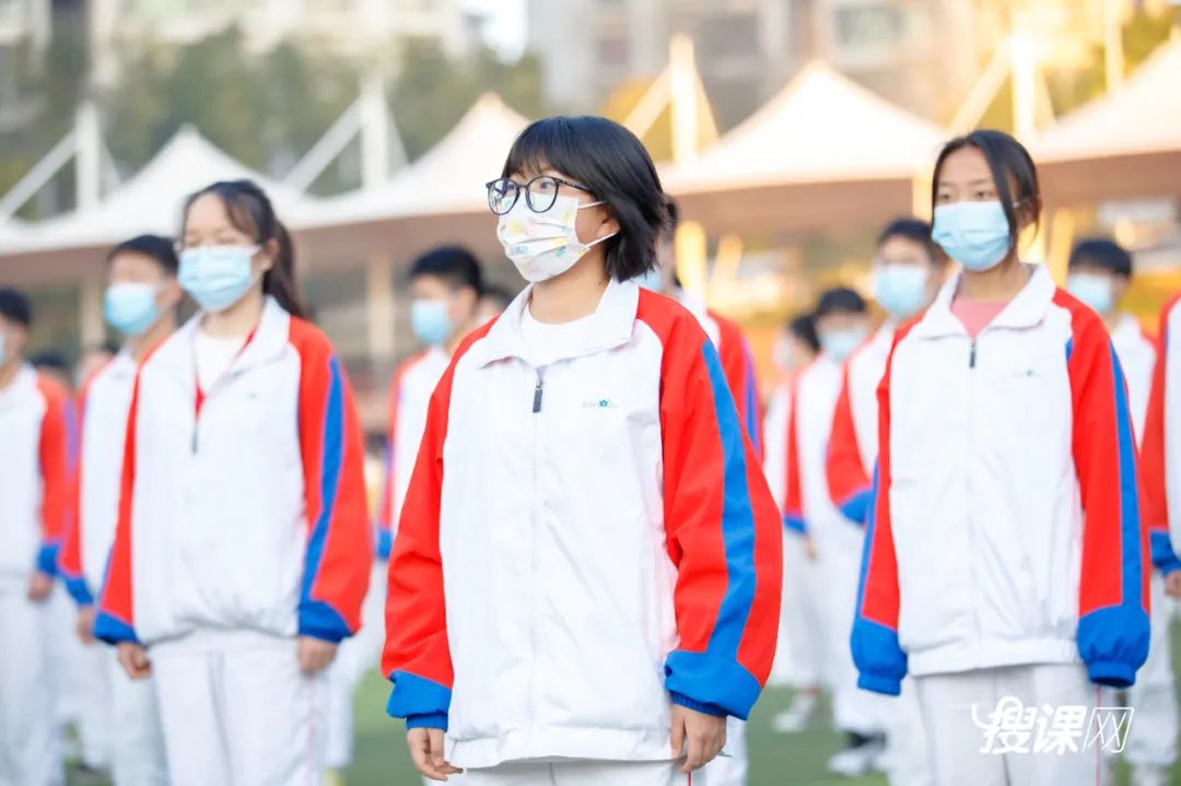 开学季校园展示打卡,开学啦冰墩墩小学生积极向上图片