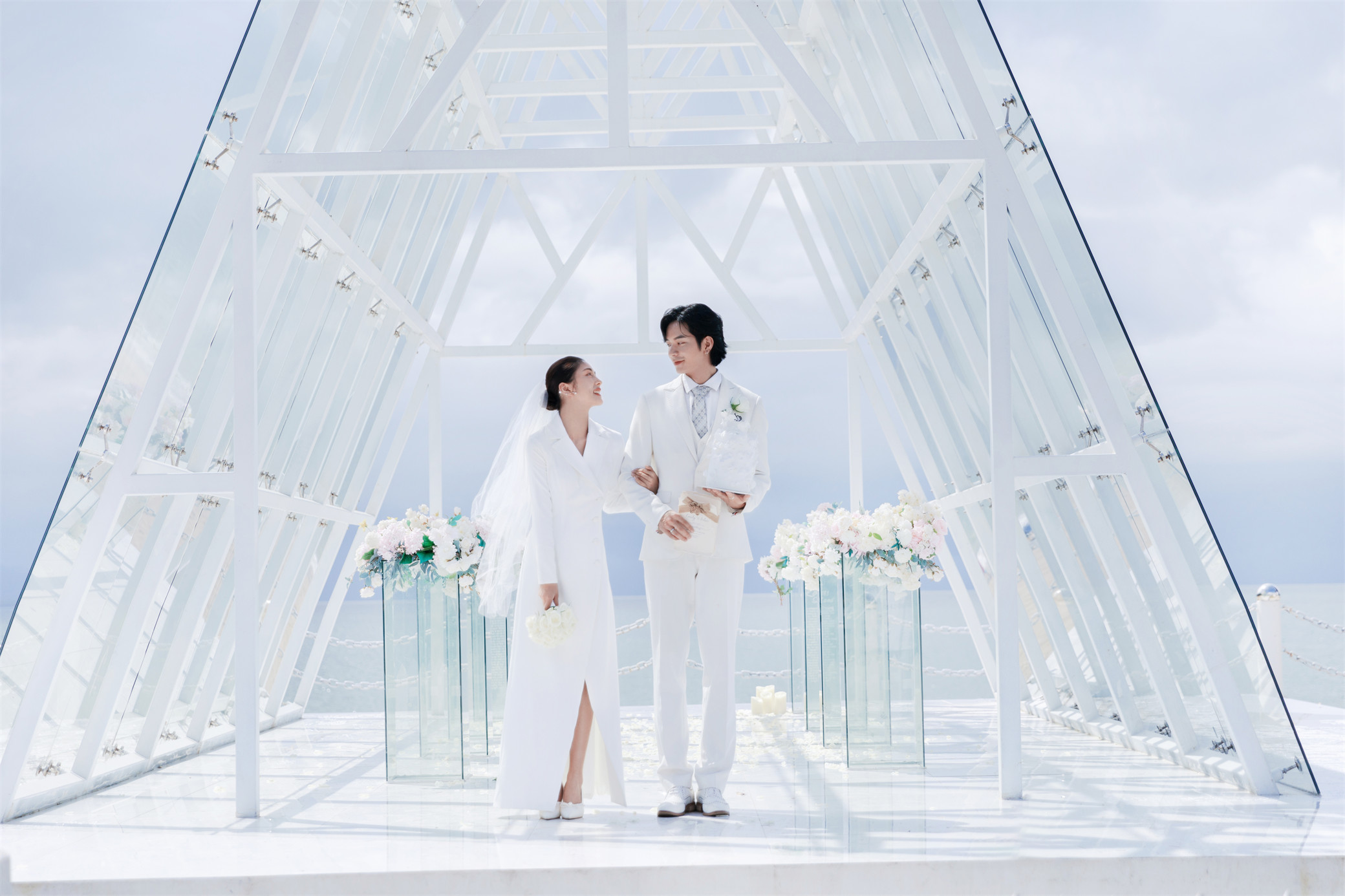 平胸拍照怎么补救,适合平胸拍的婚纱照风格