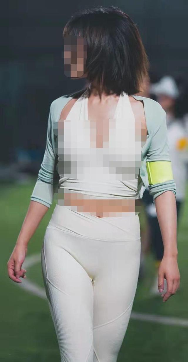 美女穿紧身衣玩飞盘，运动5分钟摆拍两小时，网友：飞盘媛？