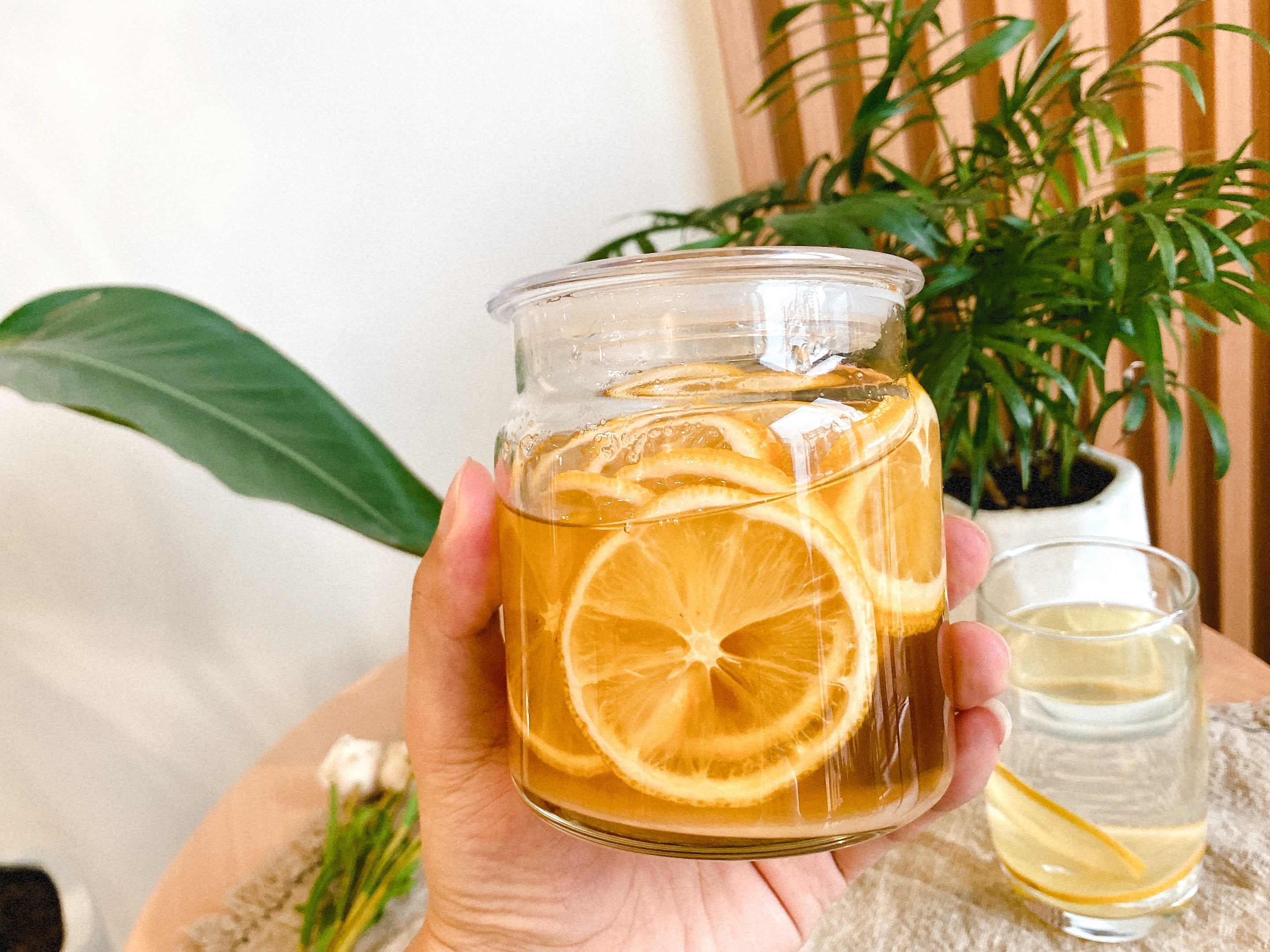 如何用柠檬和蜂蜜做出好喝的饮品,柠檬蜂蜜怎么做不浪费蜂蜜