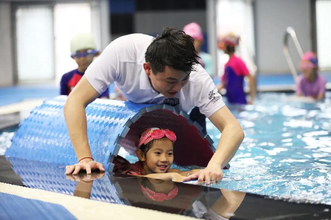 英才小学游泳课,新英才游泳
